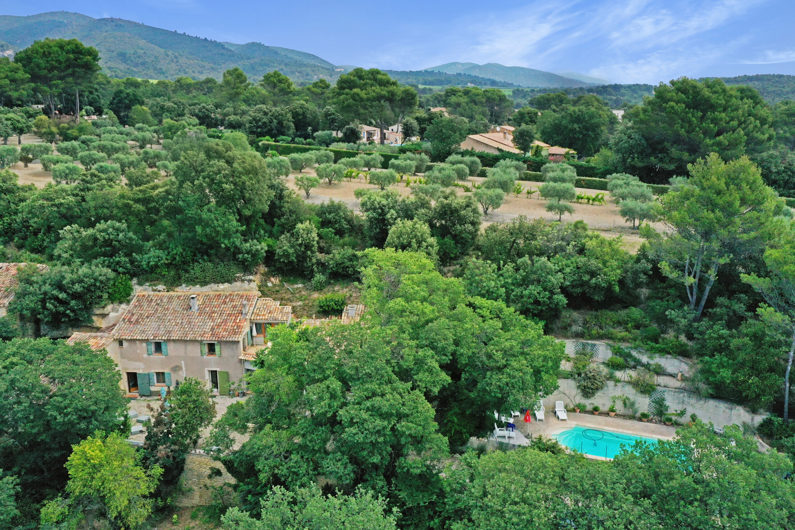 Façade et extérieur du Mas du Rocher en Provence