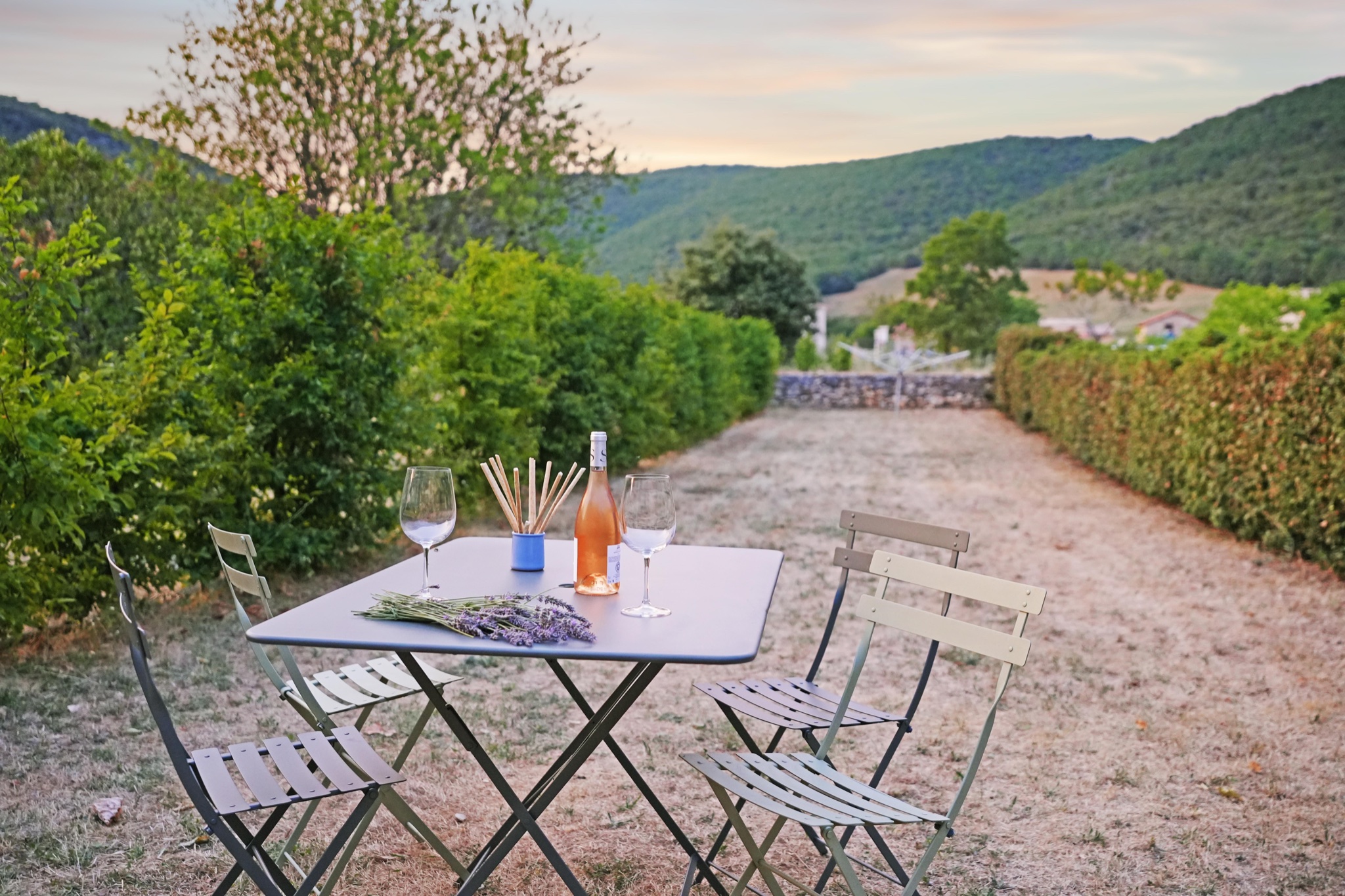 Table dressée sur la terrasse du Mas La Miellerie à Simiane-la-Rotonde