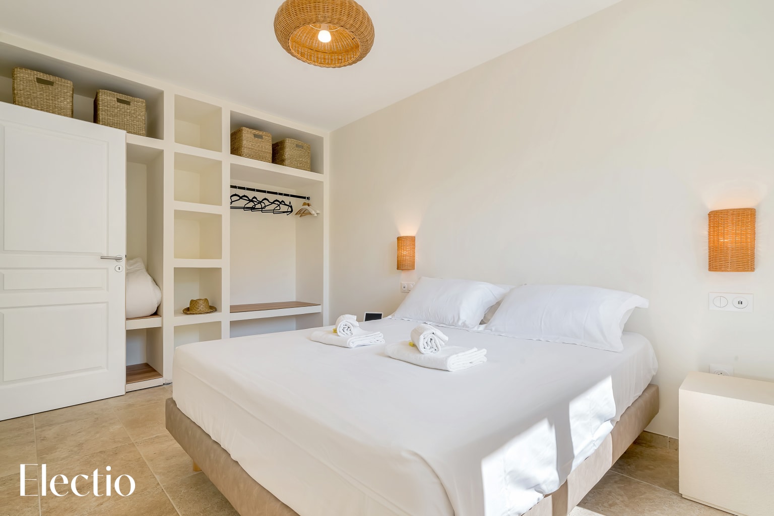 Chambre préparée dans une villa gérée par Electio à Lourmarin