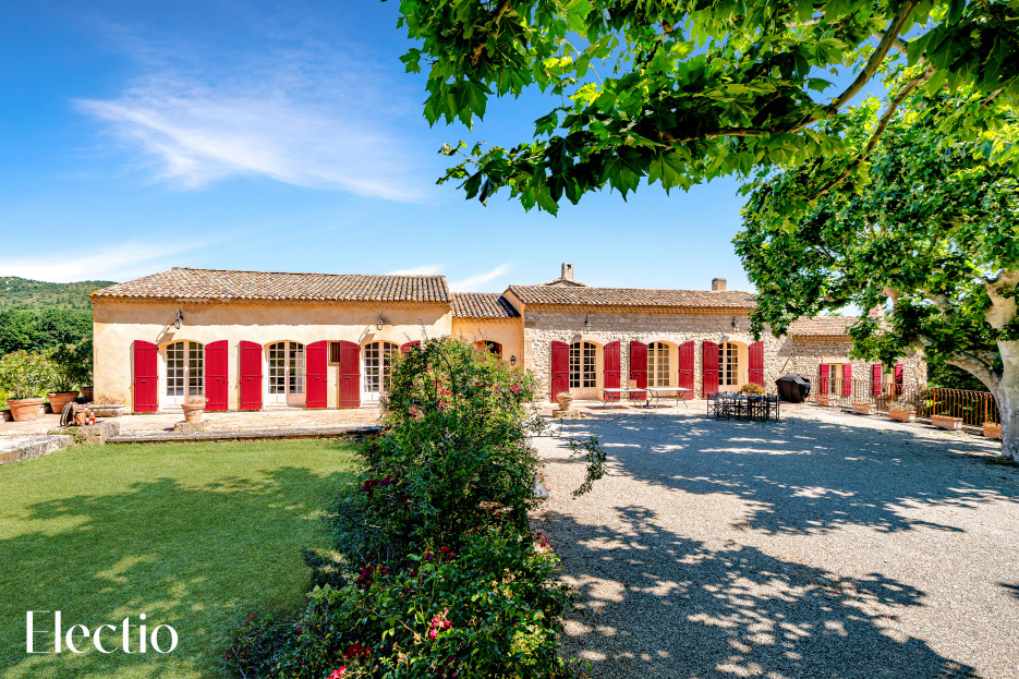 Terrasse et façade du Domaine Tour Campanets en Provence